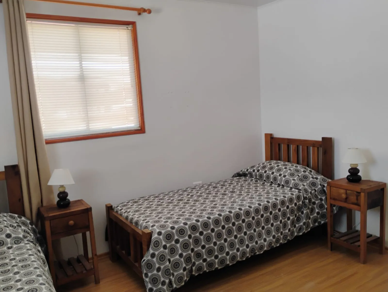 Vista de cama y velador